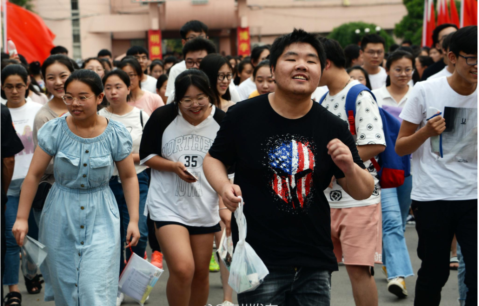 高考毕业生的零食清单火了，假期照这个囤没错，就这看着都馋