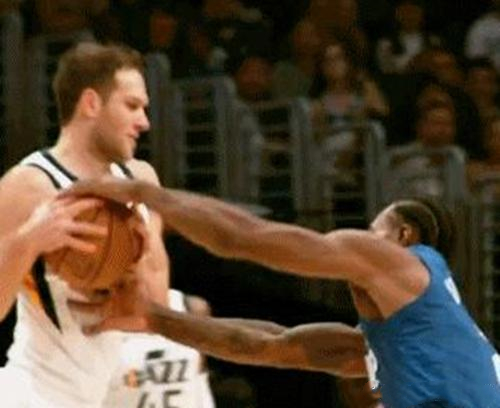 nba为什么总是抢断(强行抢球！NBA这种抢断有2人经常干，一位伦纳德，另外一位呢？)