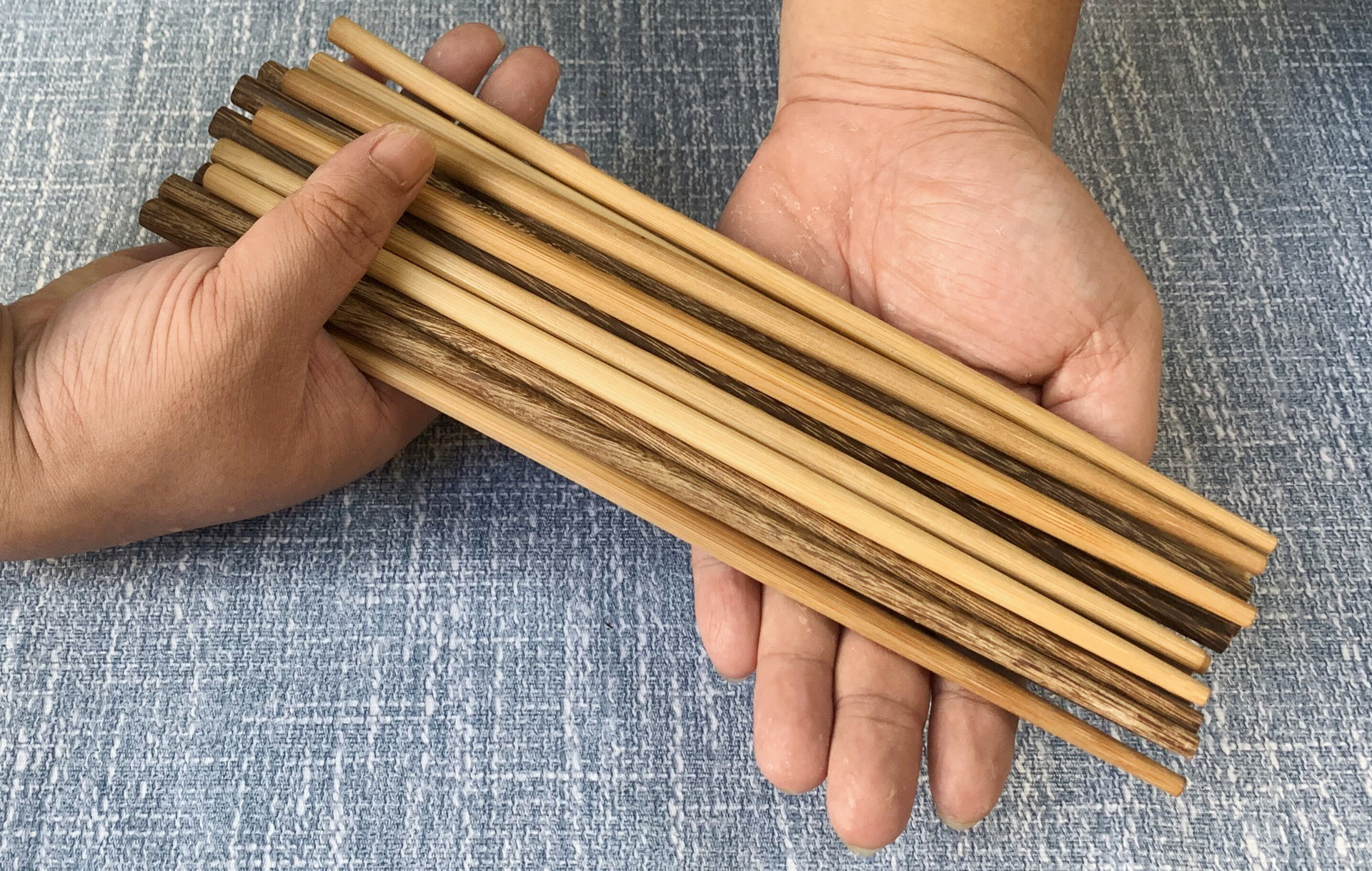 筷子只用清水比不洗还脏，大厨教你一招，筷子杀菌消毒，一步到位