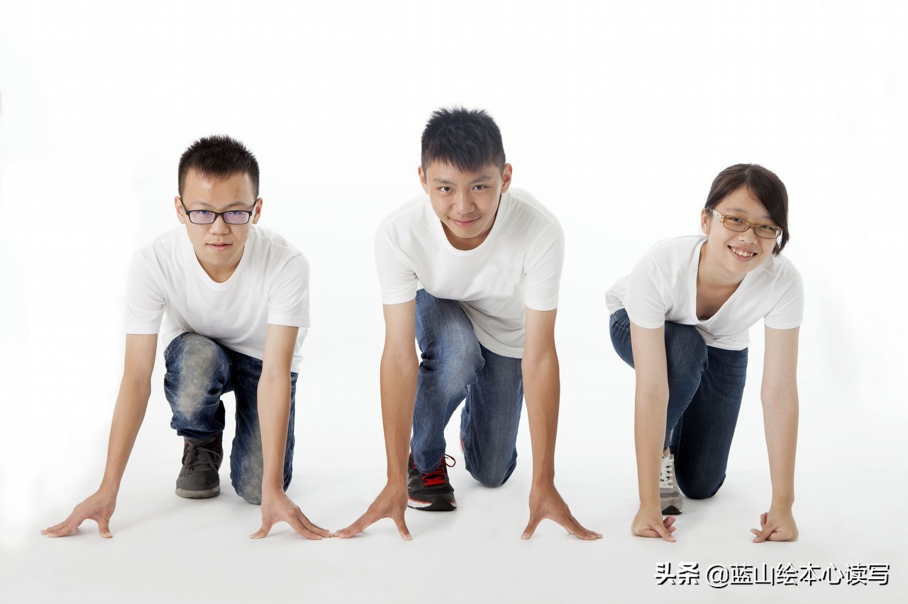 秋风卷落叶，雁阵穿云行，渔火映寒江。