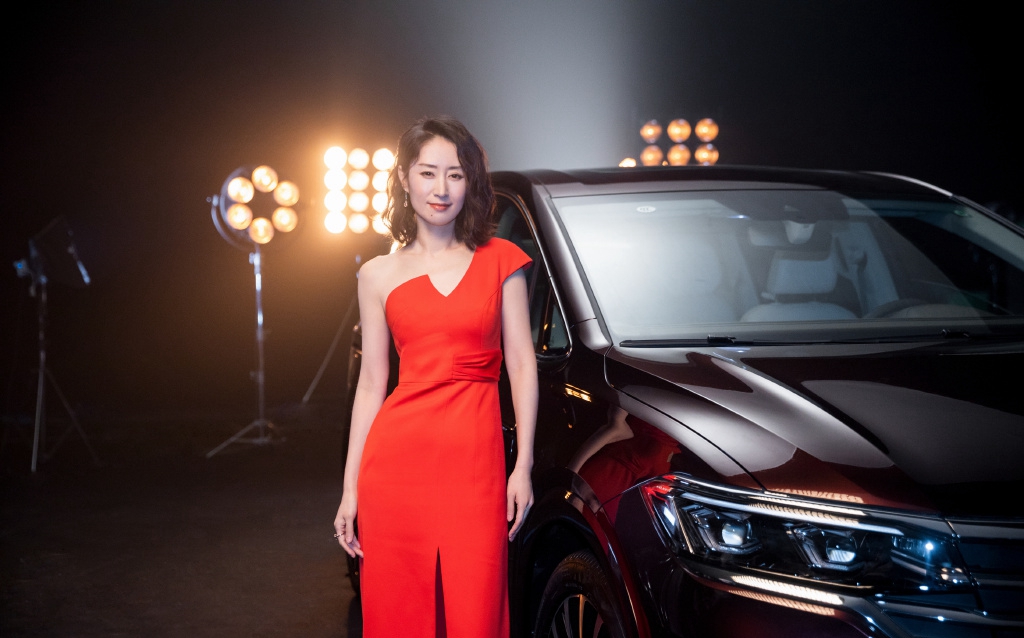 她离婚后独自抚养孩子活出人生精彩，山东女律师却惨死女儿之手