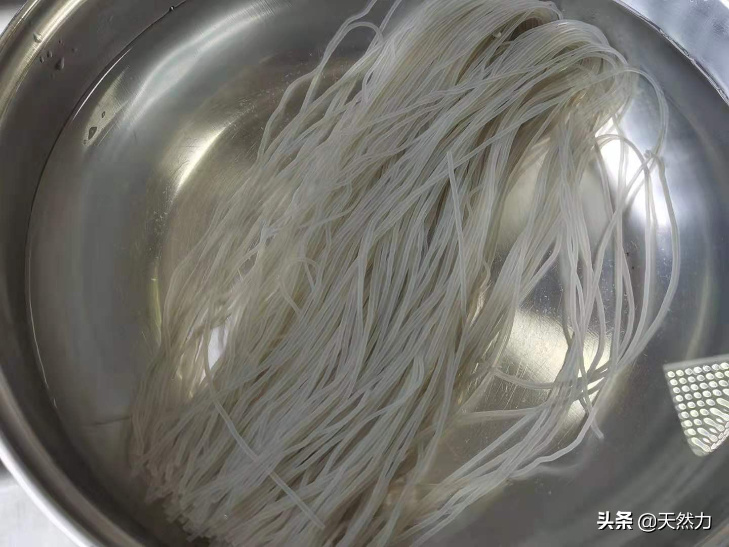 白菜猪肉炒粉条，酒店的做法，家常的味道，简直太美味了