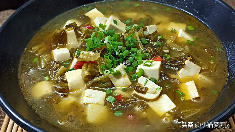 这道酸菜豆腐汤，做法简单，酸香开胃，经济实惠，花费不到5元钱