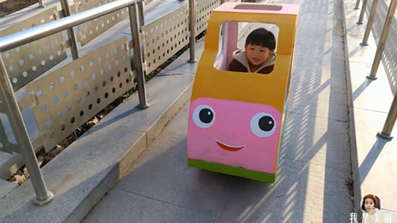 爸爸用废纸箱给儿子做了辆小汽车,卡通前脸超可爱,而且跑得很快