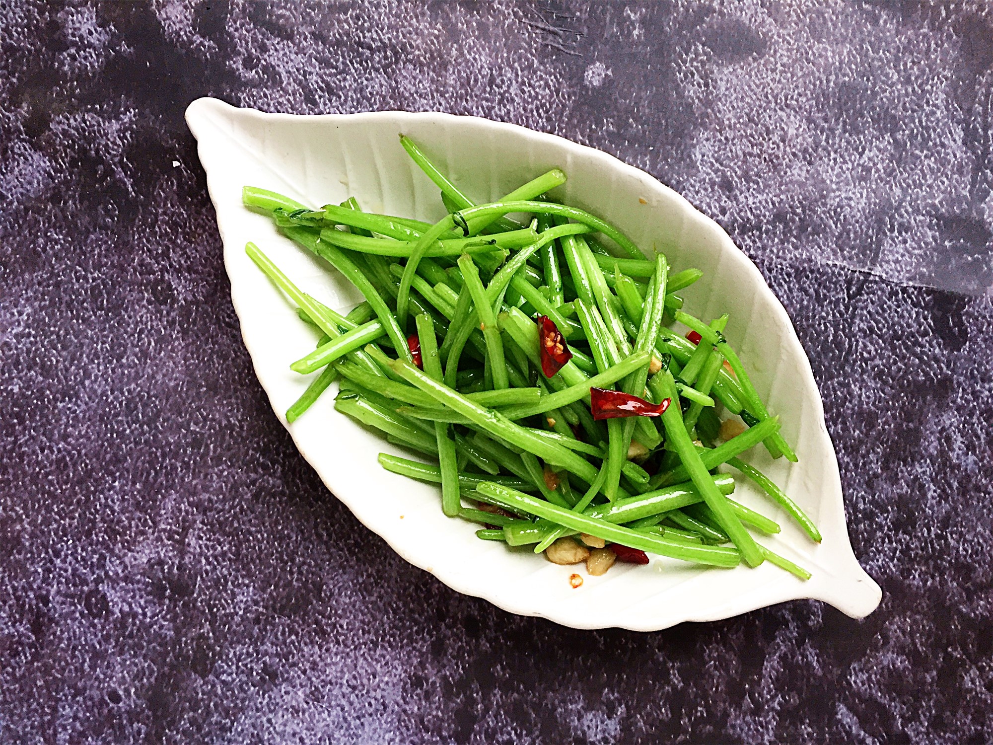 芦蒿和茼蒿的区别图片(现在这菜正当时) - 赤虎壹号