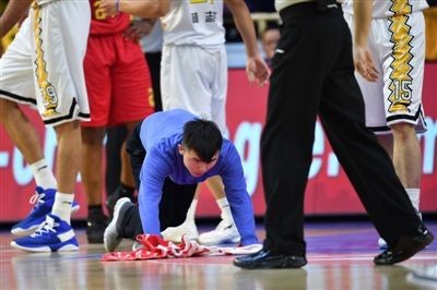 nba为什么一直擦地(“擦地哥”孟飞：擦地擦出20万年薪，他靠这手“绝活”火遍篮球界)