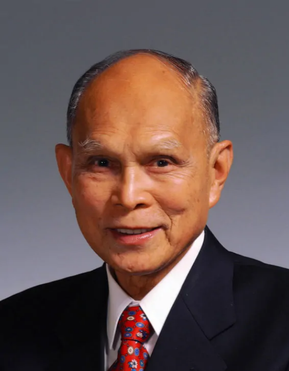 他是香港顶级富豪，为抗美援朝战争作出巨大贡献，去世时国旗盖棺