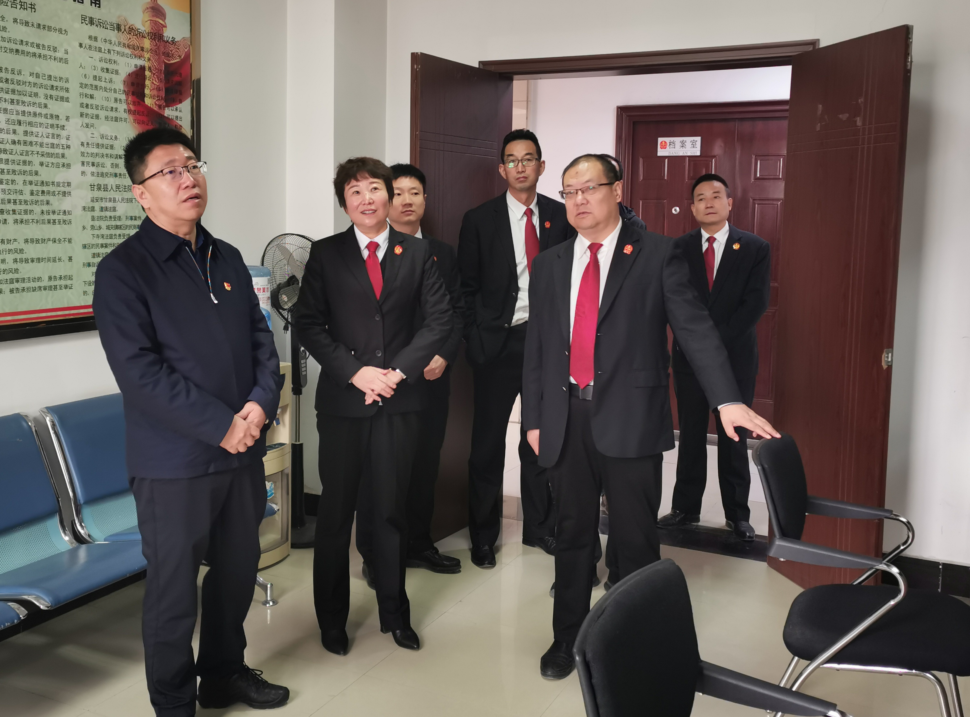 甘泉县委常委、政法委书记王华一行深入甘泉法院调研指导工作