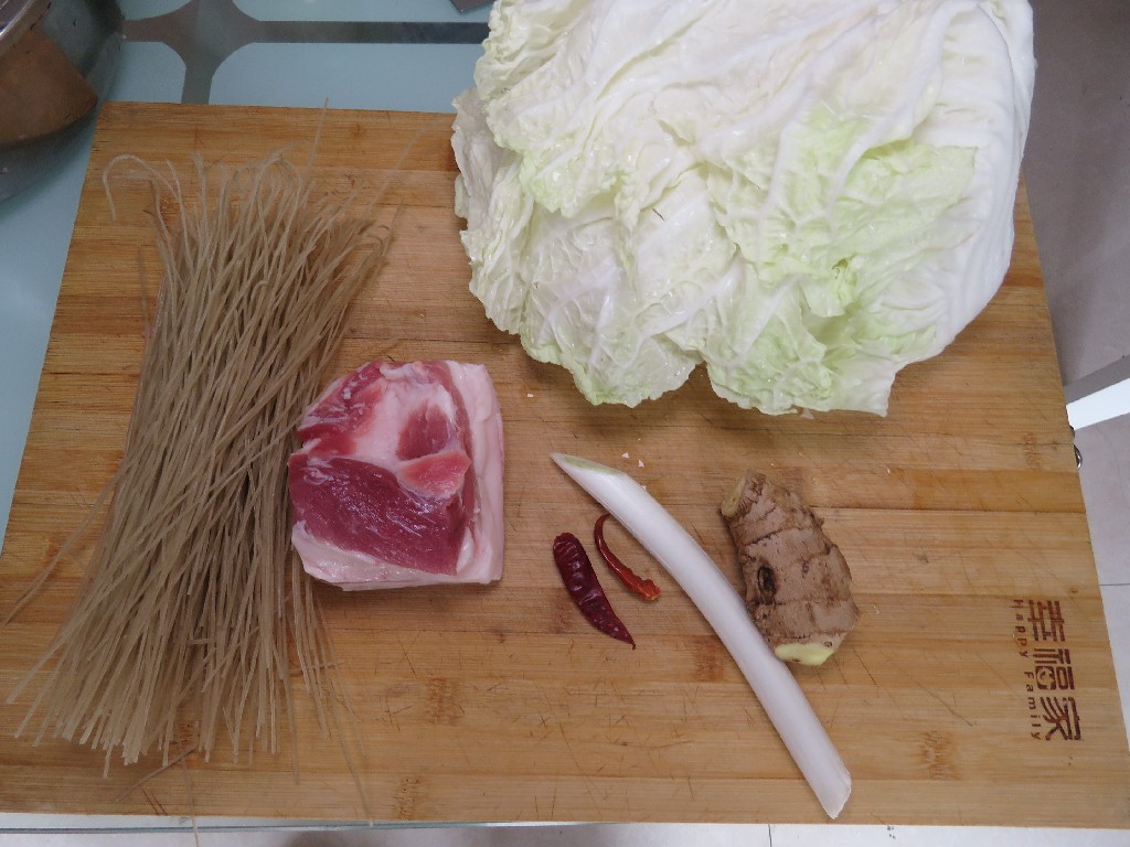 冬天就喜欢吃这道菜，猪肉白菜炖粉条，上桌连汤汁都吃光光