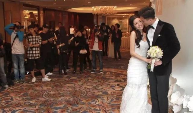 “盲侠大律师”王浩信：二获TVB视帝好风光，曾在妻子孕期出轨