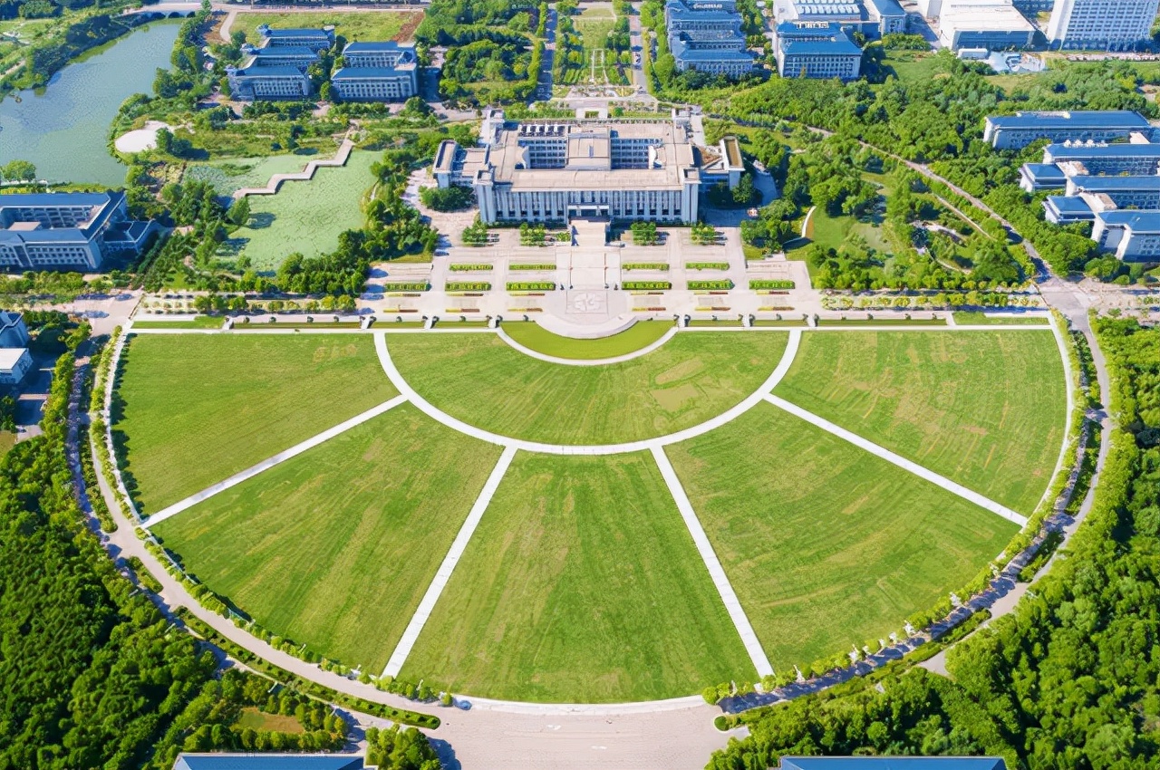 2021年国内高校的综合排名，东大排在十六名，哈工大排名很意外