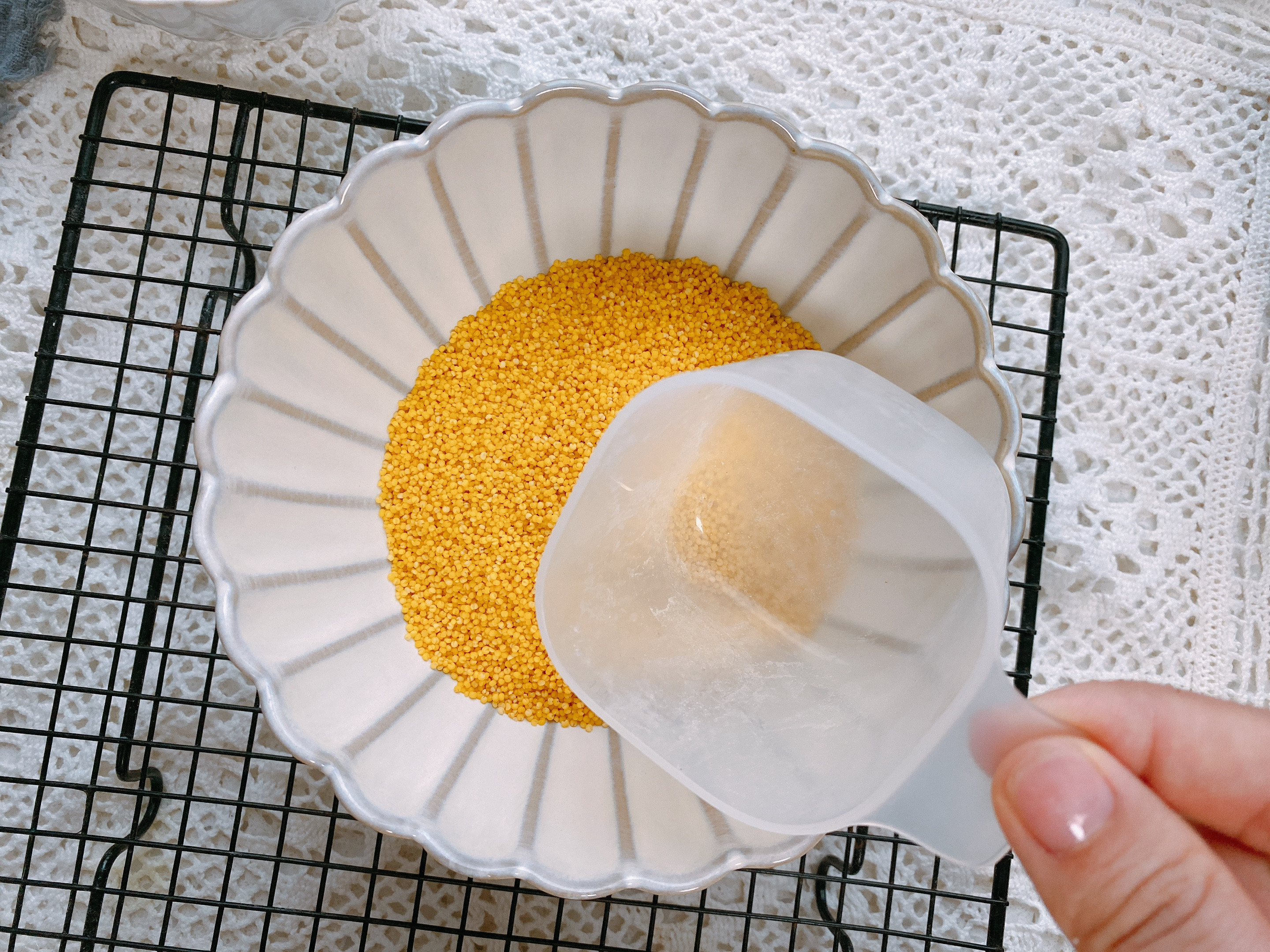 小米粥的做法和功效（冬日小米粥的特殊秘方传授）