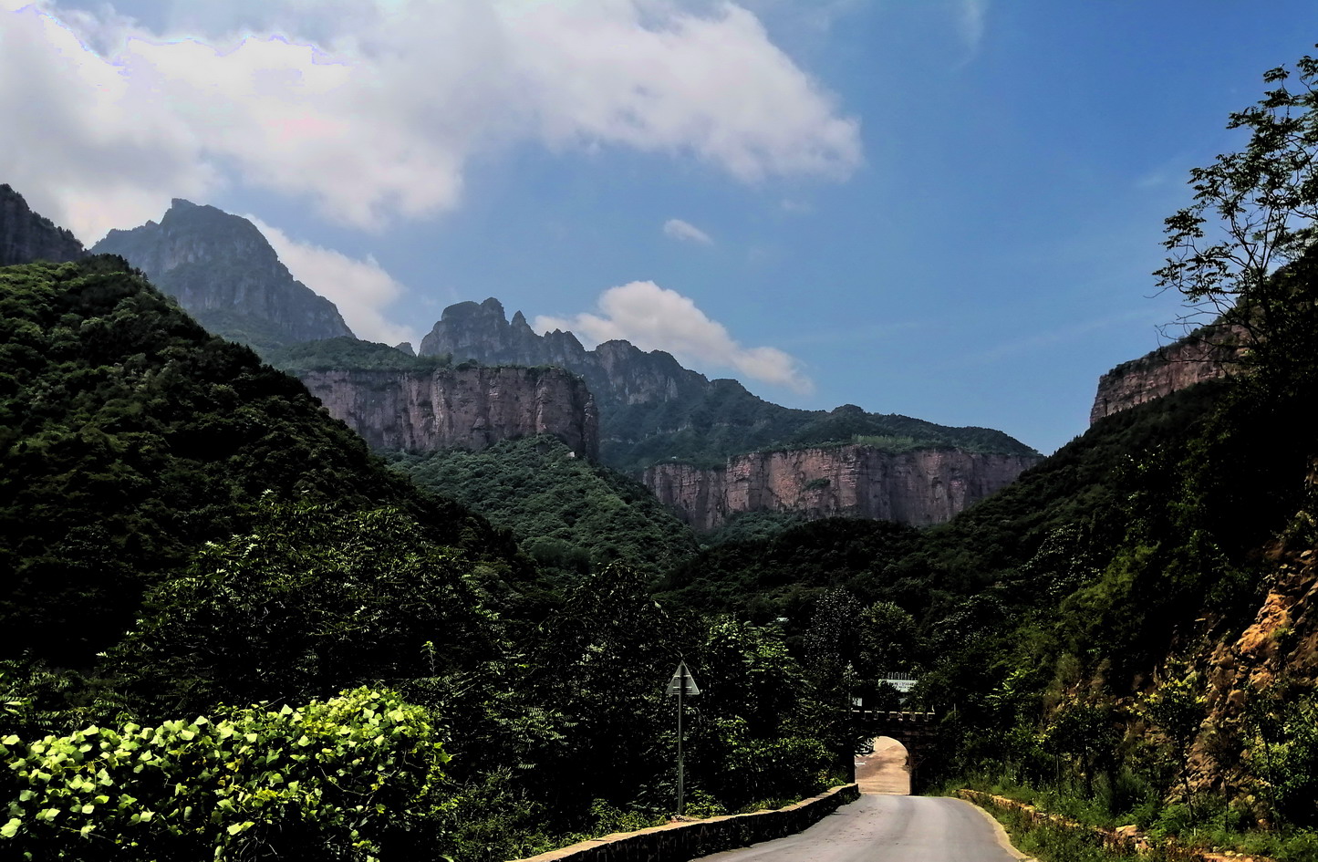 走进巍巍太行山深处郭亮村