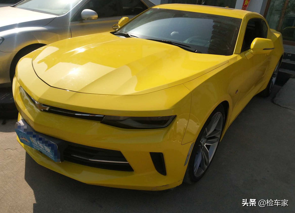 买车送男友！小姐姐25万买这辆科迈罗，网友：这都拆了能过户吗？