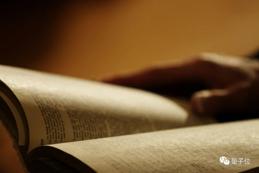 她是北大“一个人的毕业照”主角，古生物专业，十年后搞起了AI