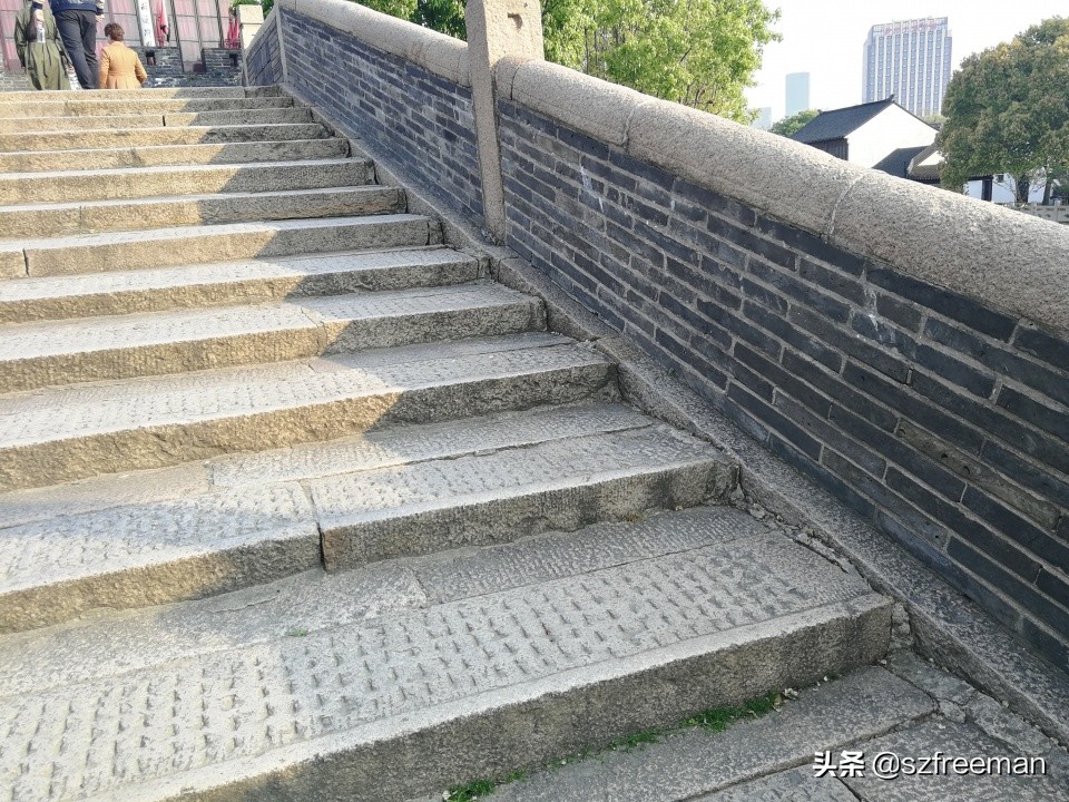 眼前的景象宛如诗句，铁铃关外烟如画，人立枫桥数客船