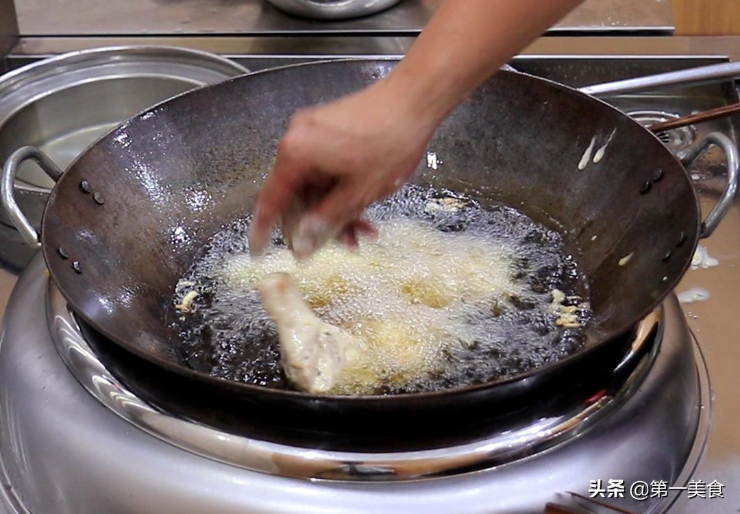 如何炸鸡腿教程（炸鸡腿零难度但却最好吃的做法分享）