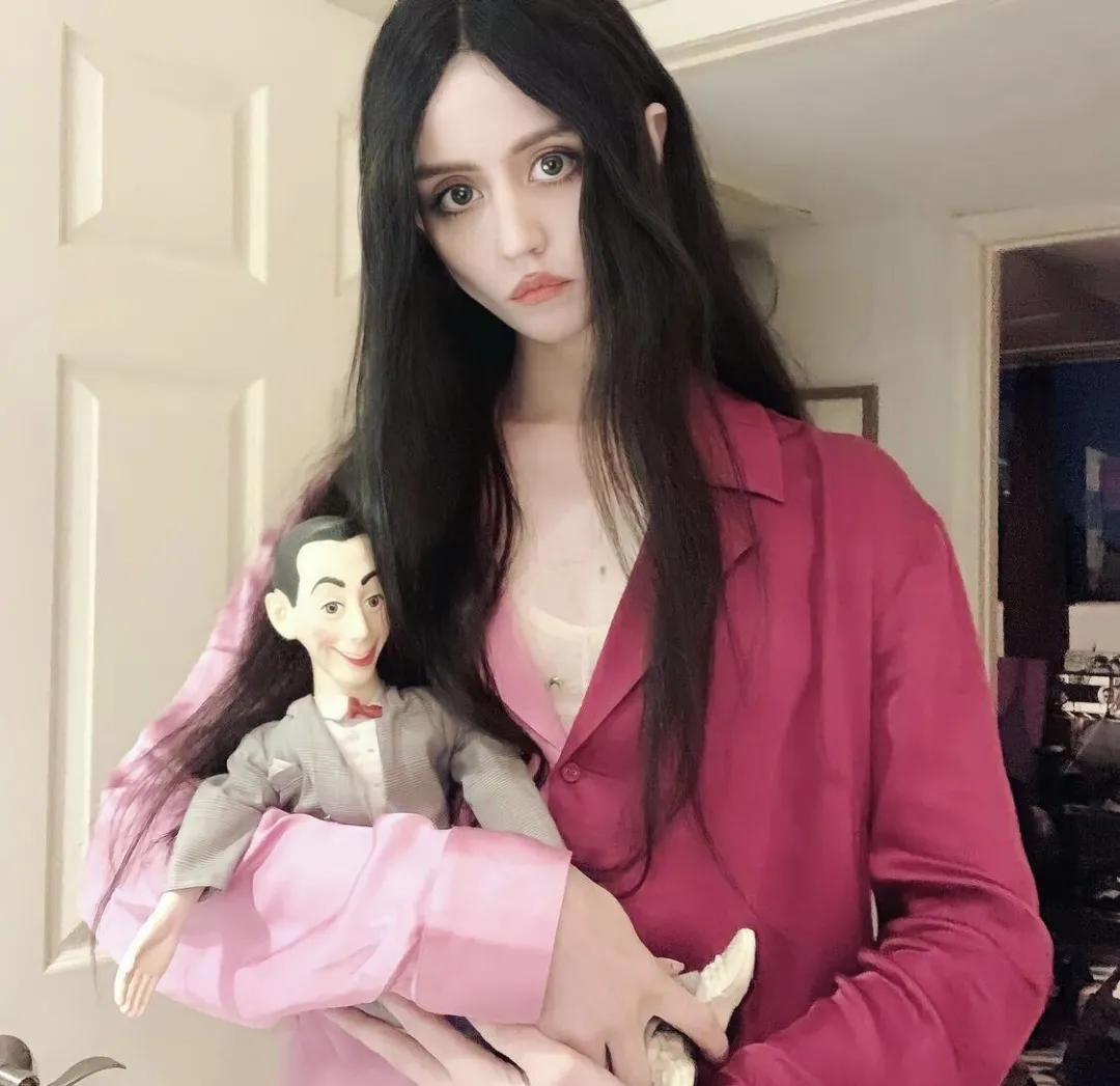 真人版"鬼娃娃",消失10年后官宣结婚!阴间结婚照吓哭全网