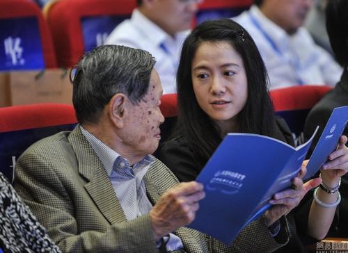 99岁杨振宁与娇妻恩爱如初，杨振宁表白：她是上帝赐给我的礼物