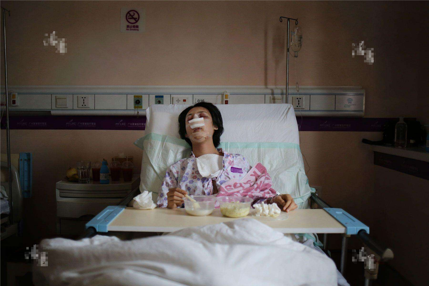 2005年，那个背母上学的男孩刘霆，10年后变性，还在选美比赛获奖