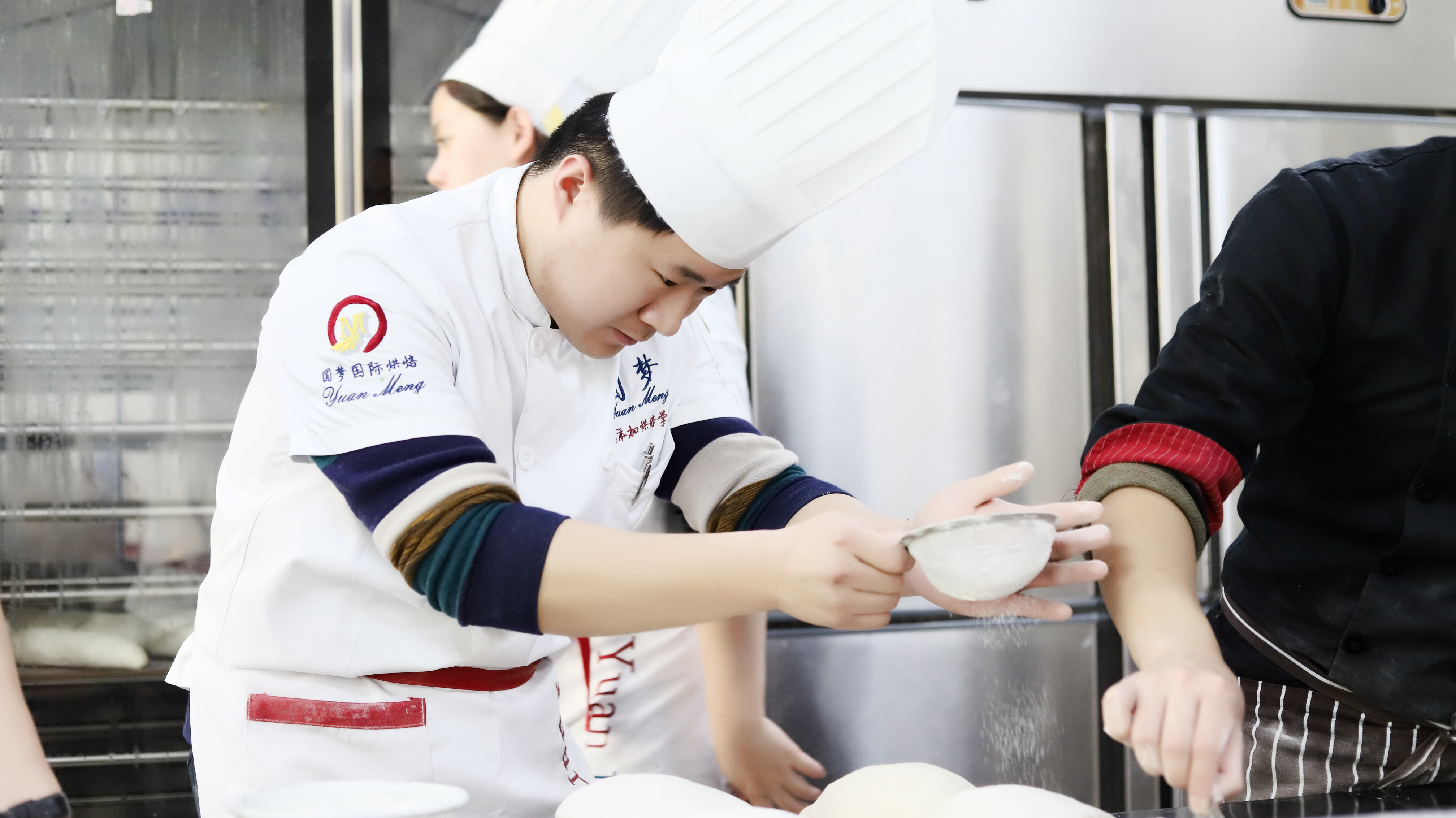 别去做学徒了，来圆梦烘焙学习专业蛋糕培训