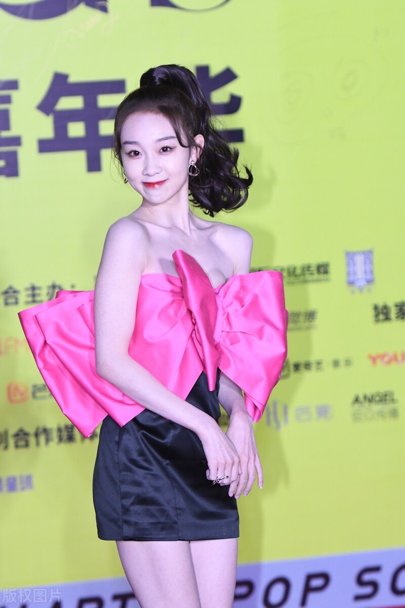 有一种可爱叫李子璇，绑个蝴蝶结当上衣很甜美，扎高马尾活力十足