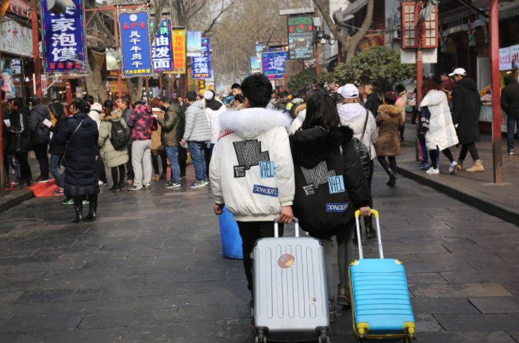 大学生带女朋友回家，当晚明目张胆同居一室，家长表示接受不了