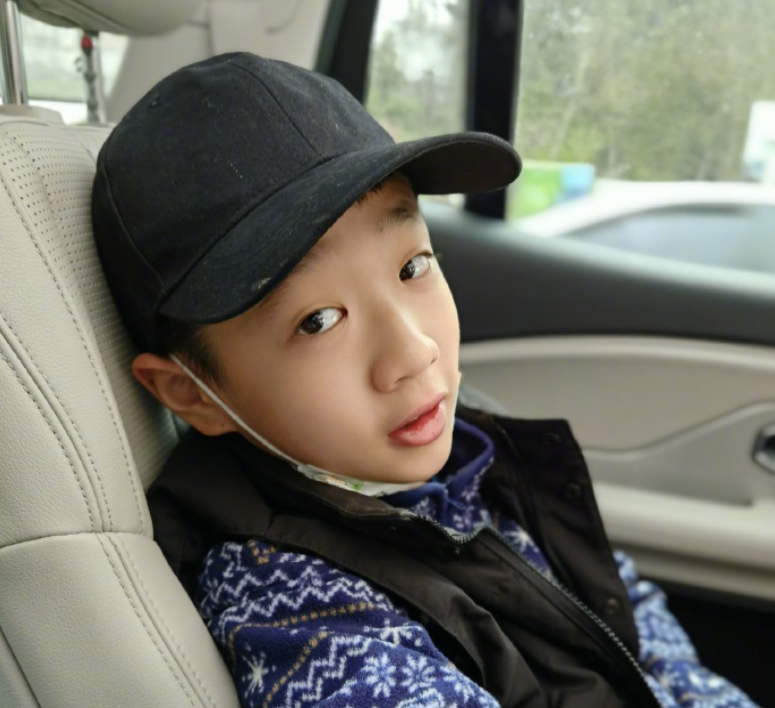 杨威11岁儿子变化大！打高尔夫动作利落，长相白嫩帅气又高又瘦