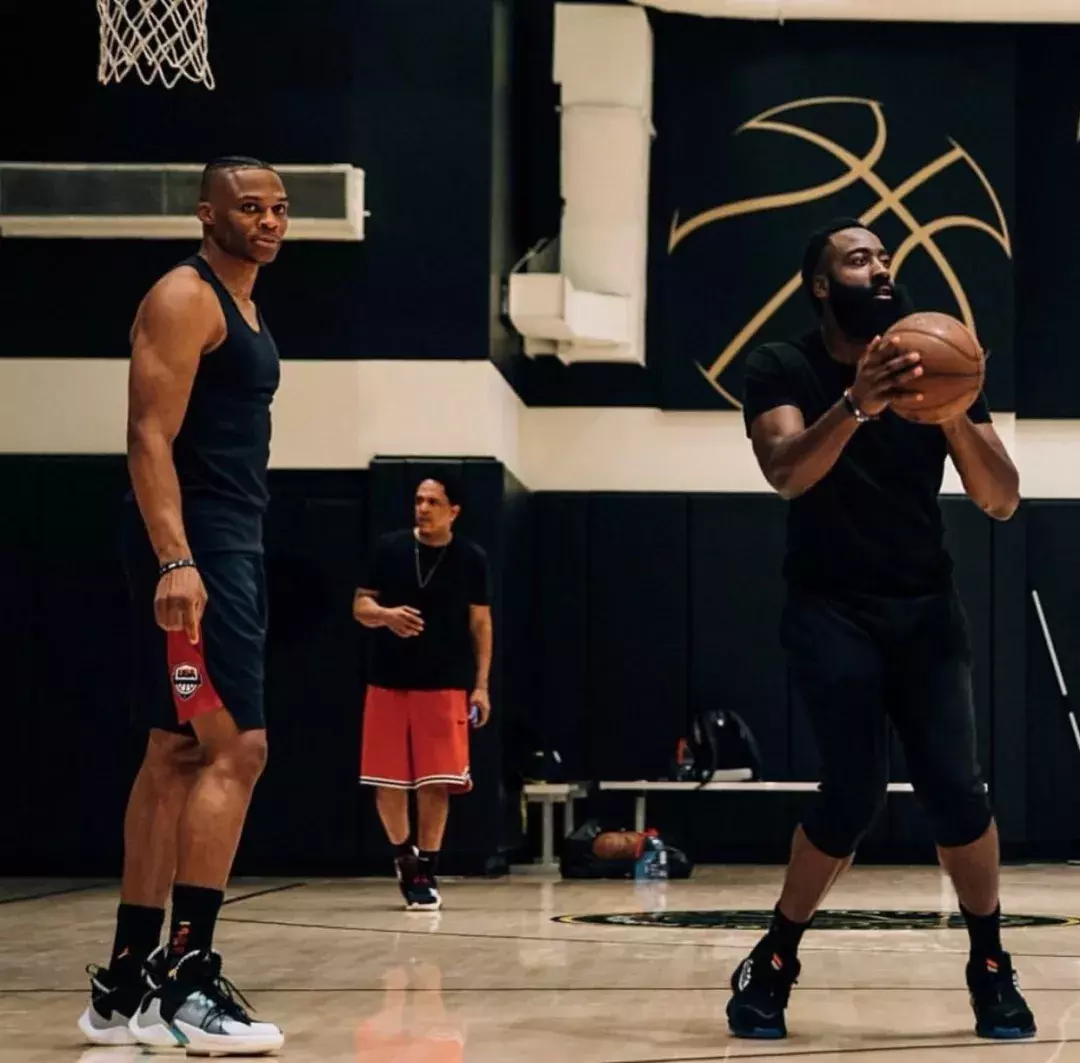 哪些nba球员穿过安踏(NBA球员上脚：斯科拉穿安踏球鞋，卢比奥的MVP定制战靴)