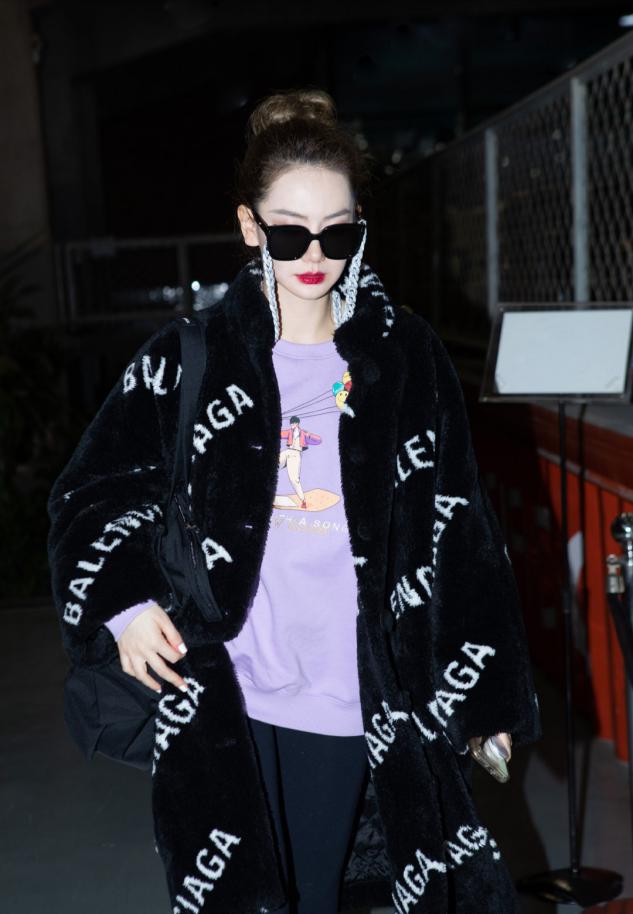 戚薇私服也很潮,黑色毛呢大衣配紫色衣服,高扎丸子头名媛范十足