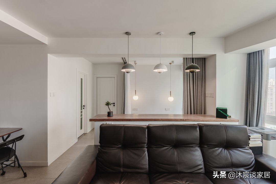 她家看着平淡，但简洁清爽，用窗帘隔出一间卧室，温馨且幸福