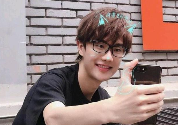 高考满分作文，《情有独钟系许嵩》火了，妥妥的“偶像”题材范文