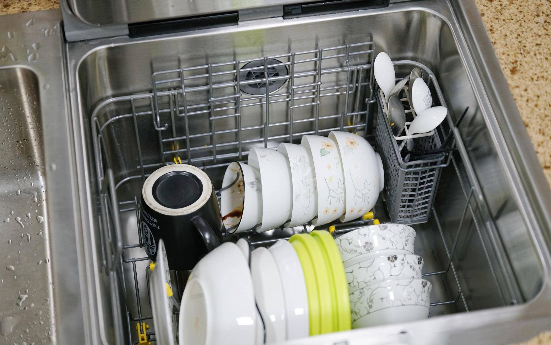 很多人不买水槽洗碗机，我哥们偏要买，用了三年，听听他说的实话