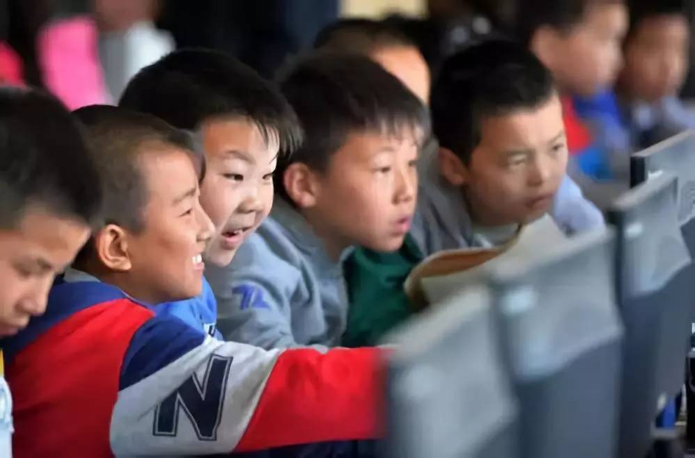 义务教育不是免费的吗？家长质疑学校乱收费，晒收费单引网友热议