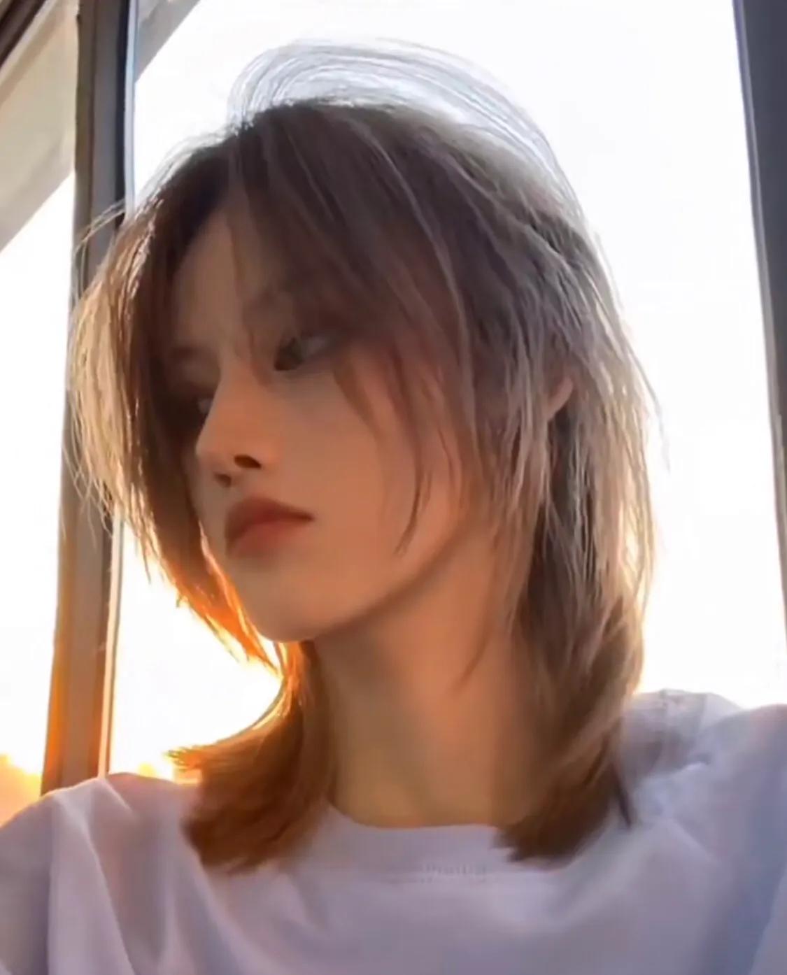 导致根部扁塌,反而下面比较蓬松,整个头型像一个三角形一样难看!