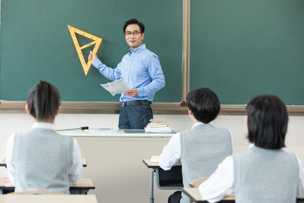 教师行业迎来新机遇，工资将有5大调整，上涨700元，老师有盼头了