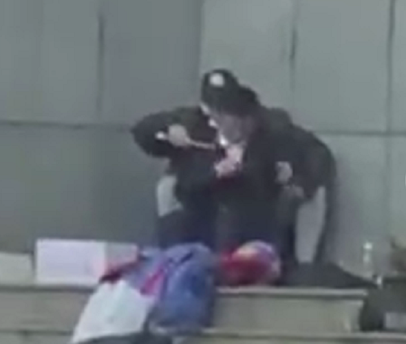 56岁男子名校门外捅人劫持学生导致1死7伤，昆明出动特警现场击毙劫匪成功解救人质