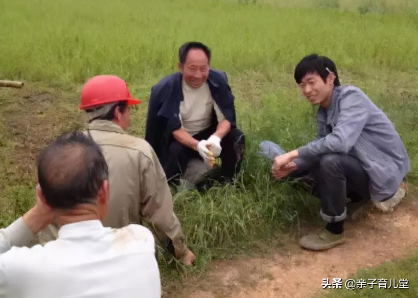 他是耶鲁大学高材生，毕业后回国当村官，月薪仅千余元却无怨无悔