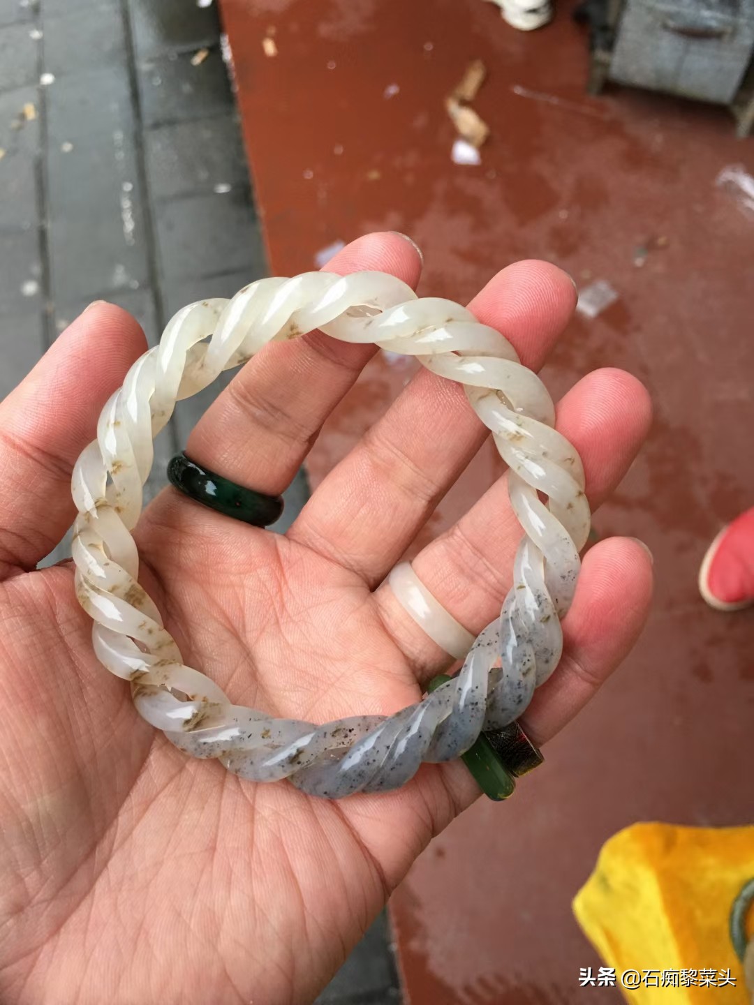 和田玉市场实战——碧玉苹果绿观音(假玉手镯的气泡图片) 第2张