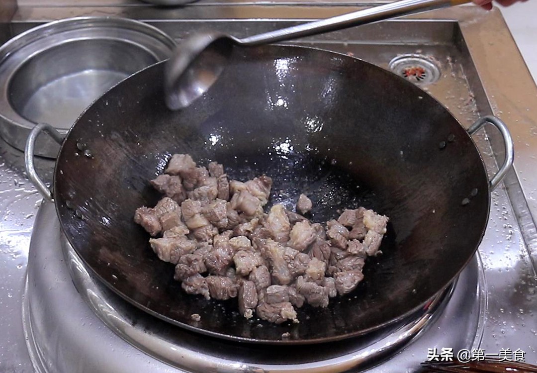 土豆烧牛肉怎么烧又好吃又嫩（酱牛肉烧土豆好吃的诀窍）