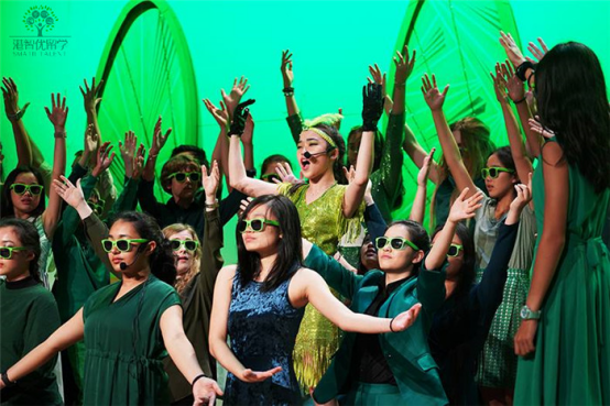 你以为香港哈罗老师只会教书，那就错了，他们还教学生如何起飞