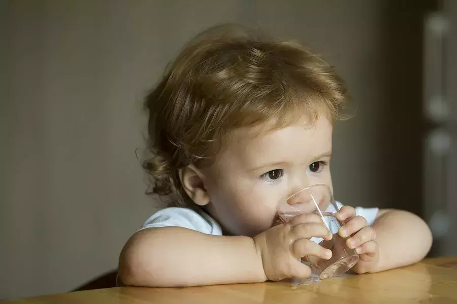 被忽视的危险：孩子脱水比你想象得更严重！喝水有用吗？