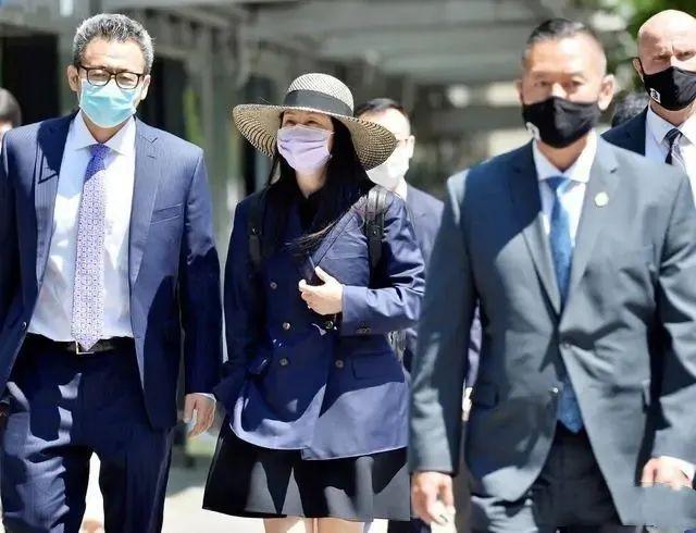 孟晚舟穿宝蓝色套裙亮相，成熟气质优雅大气，精致时尚又有高级感