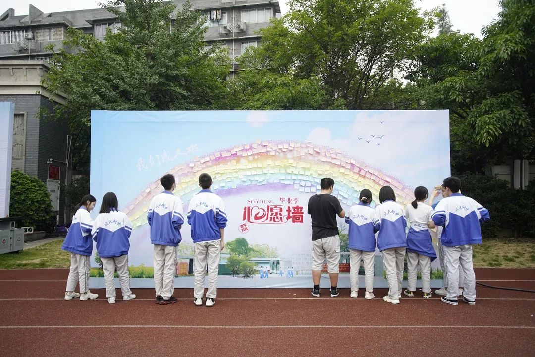 出席18岁！川大附中最特殊毕业成人礼,校长向680余名学生逐一挥手