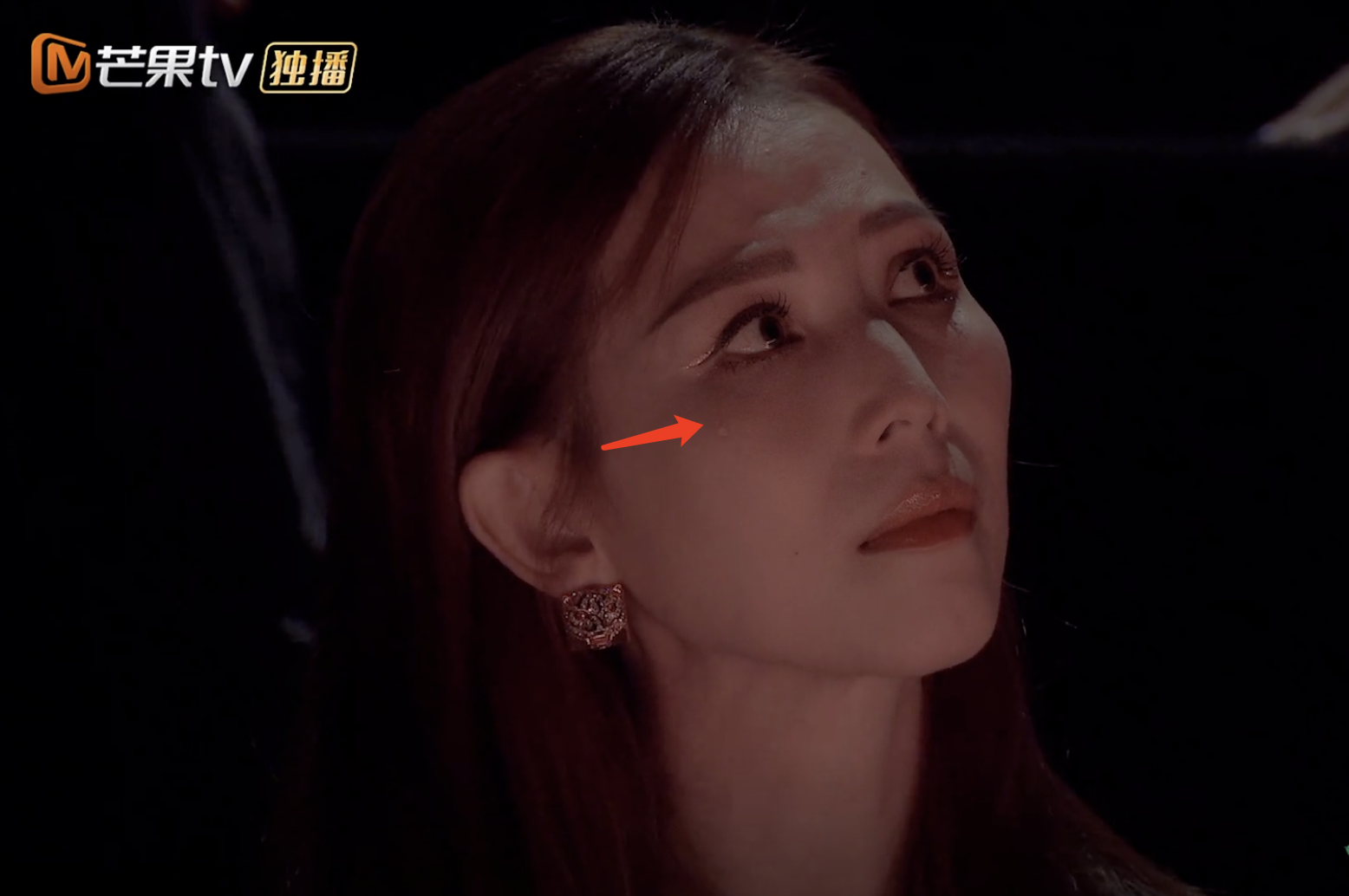 哥哥演出好拼！张智霖蓄白胡子张晋撞玻璃，袁咏仪蔡少芬感动落泪