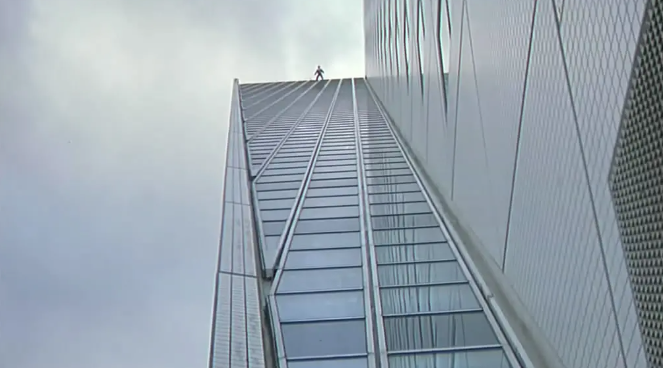 23年前，成龙为悼念恩师从21楼纵身一跃，跳出世界纪录震惊好莱坞