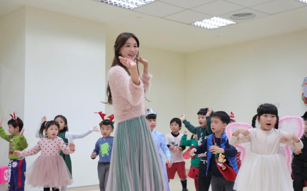 林志玲真是可爱过头了，穿得粉粉嫩嫩的，看着像大学生一样