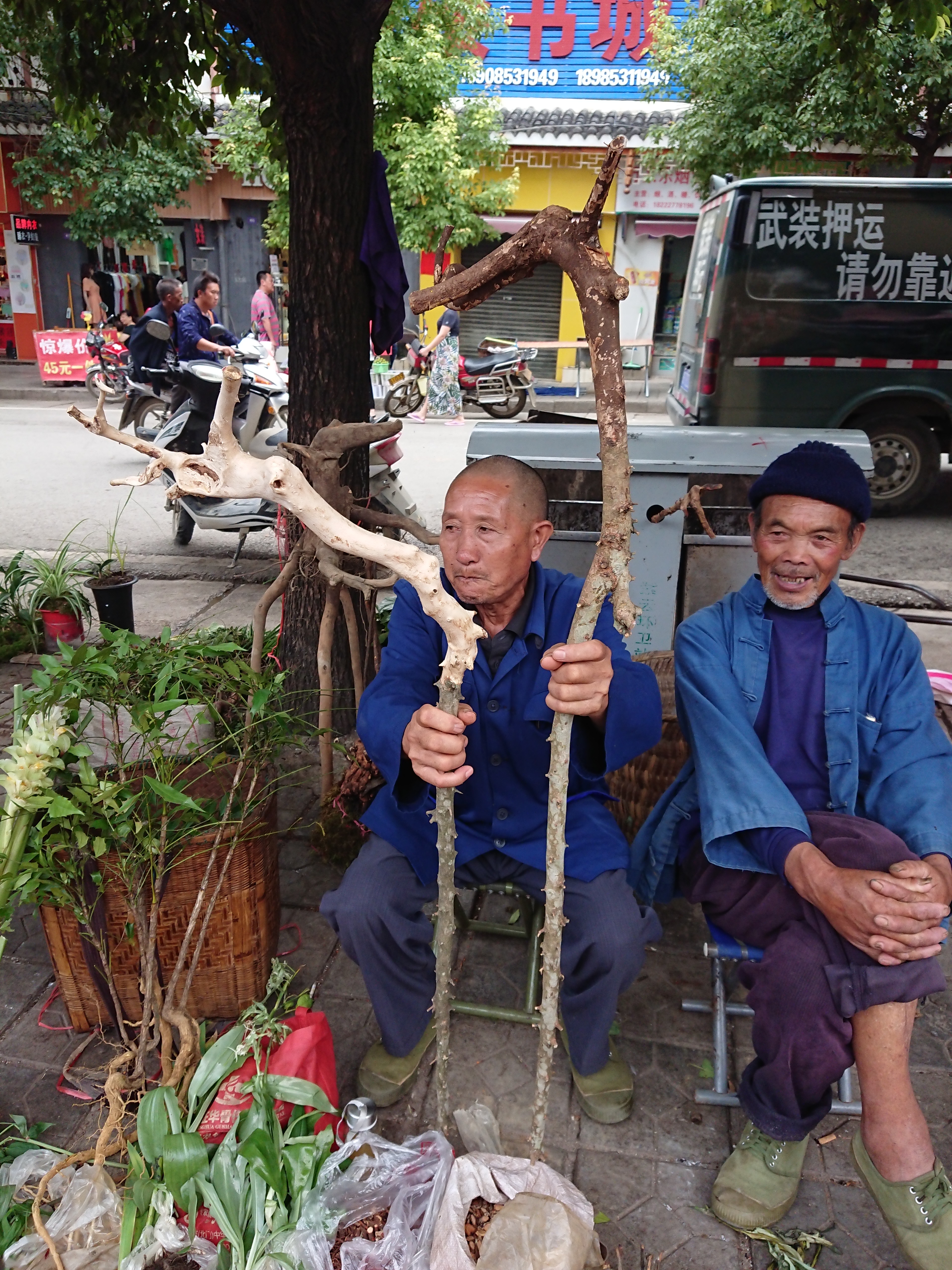 农村人为什么喜欢赶集？这次我终于懂了，因为：物美价廉