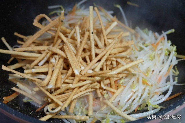 春饼这么做，不用油也不粘，卷上合菜最好吃，每年立春必做它！