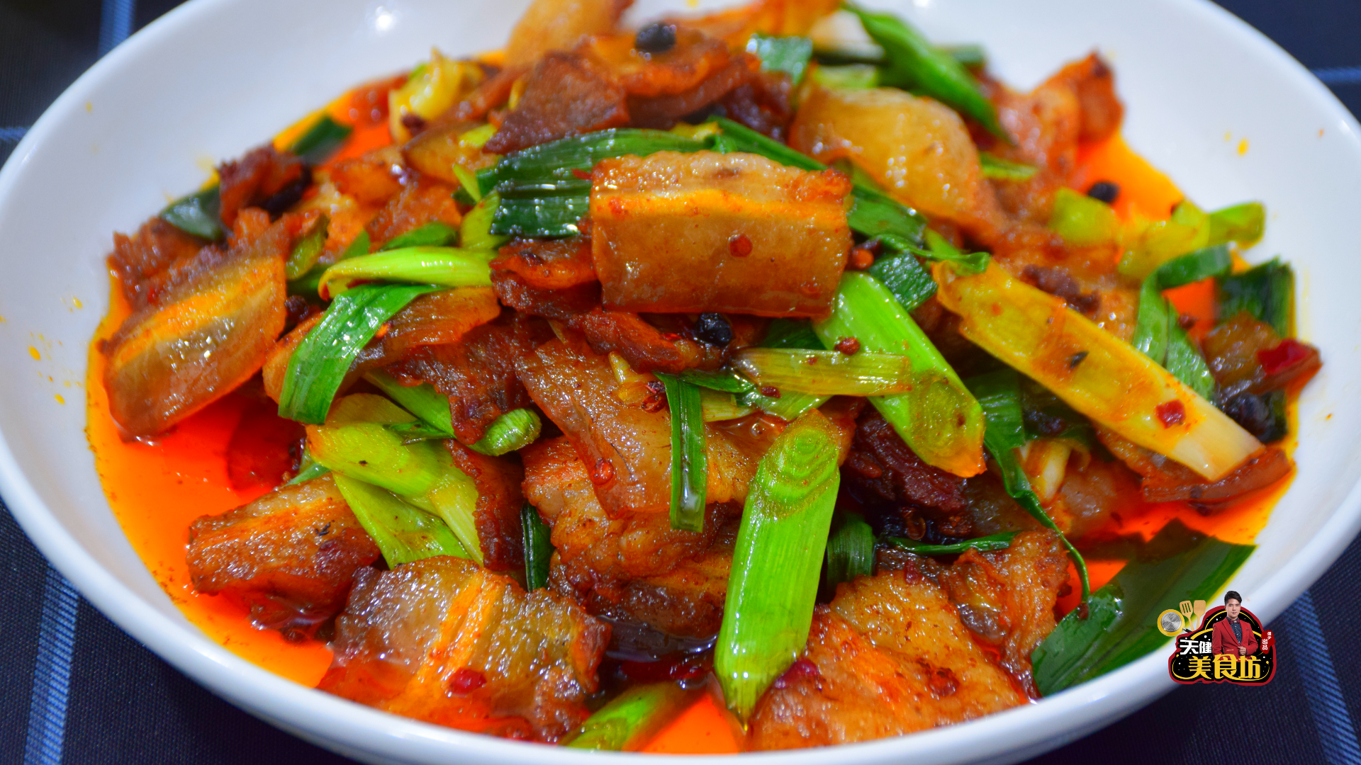 这样一道咸香美味,好吃又下饭的【回锅肉】就制作完成了,喜欢吃这道